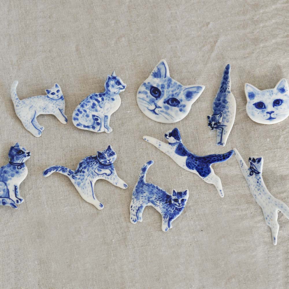 HOUSE OF HARRIET 「白と青の世界」デルフト陶器の猫ブローチ Jumping