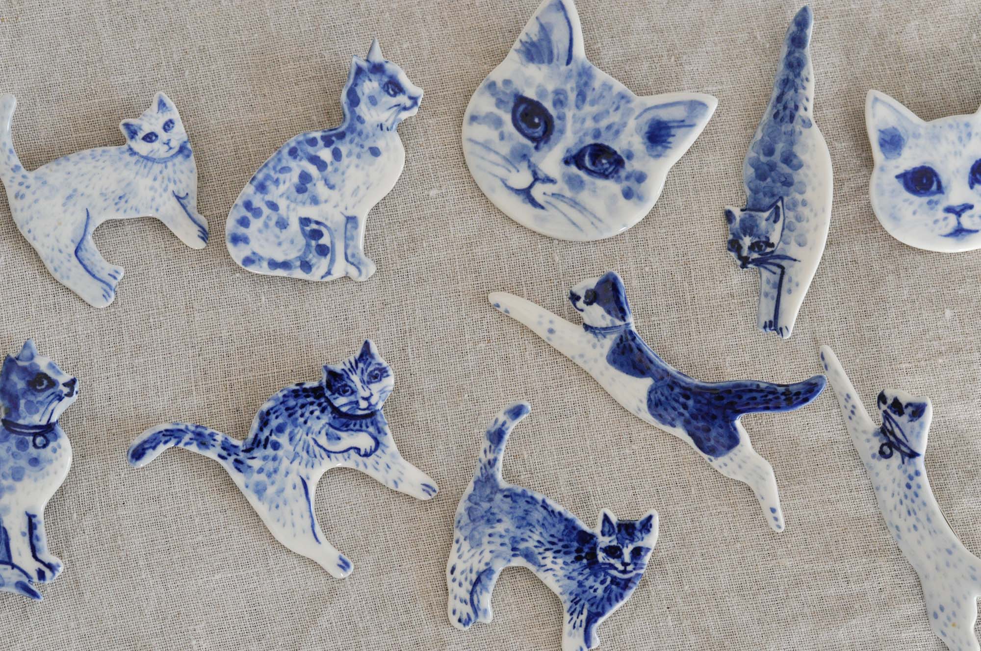 HOUSE OF HARRIET 「白と青の世界」デルフト陶器の猫ブローチ