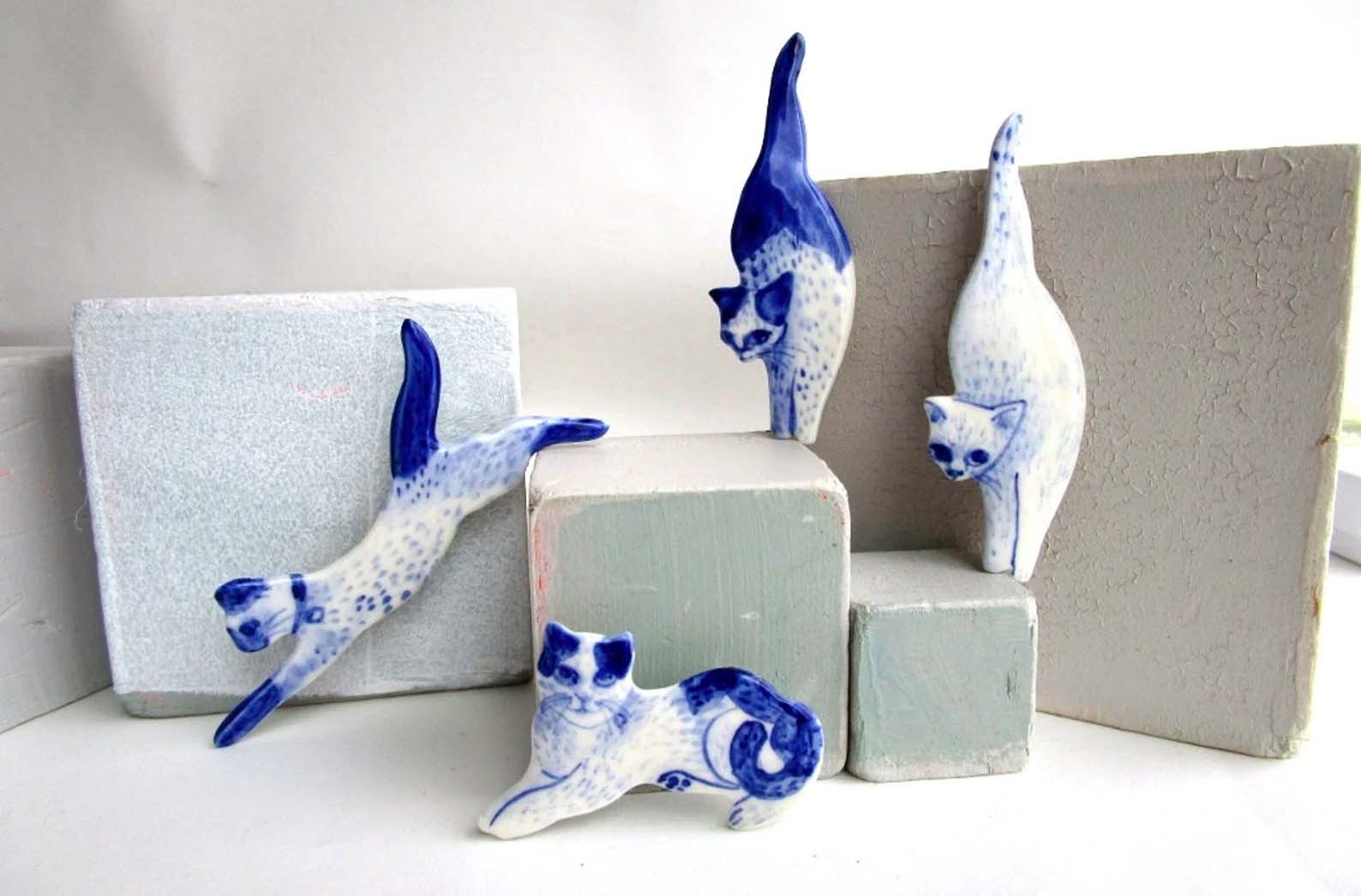 HOUSE OF HARRIET 白と青の世界デルフト陶器の猫ブローチ Jumping