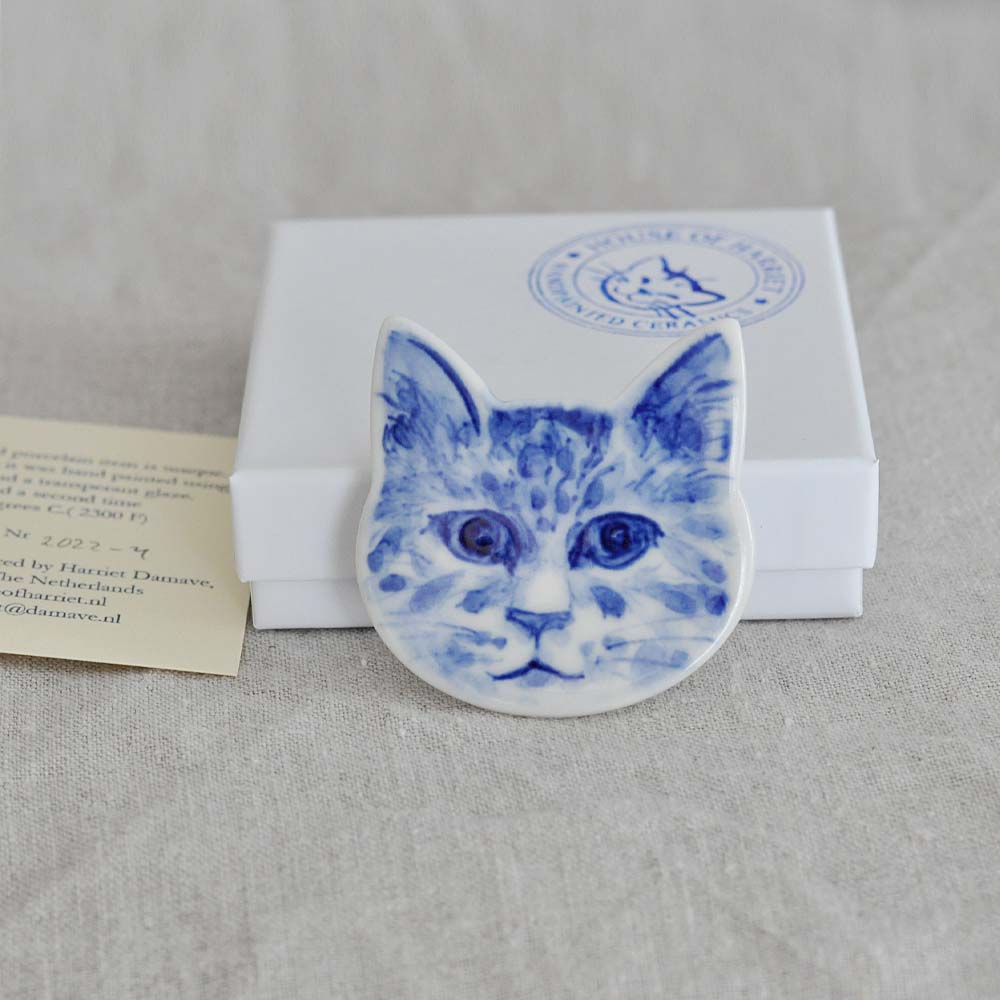 HOUSE OF HARRIET 「白と青の世界」デルフト陶器の猫ブローチ Cat Face