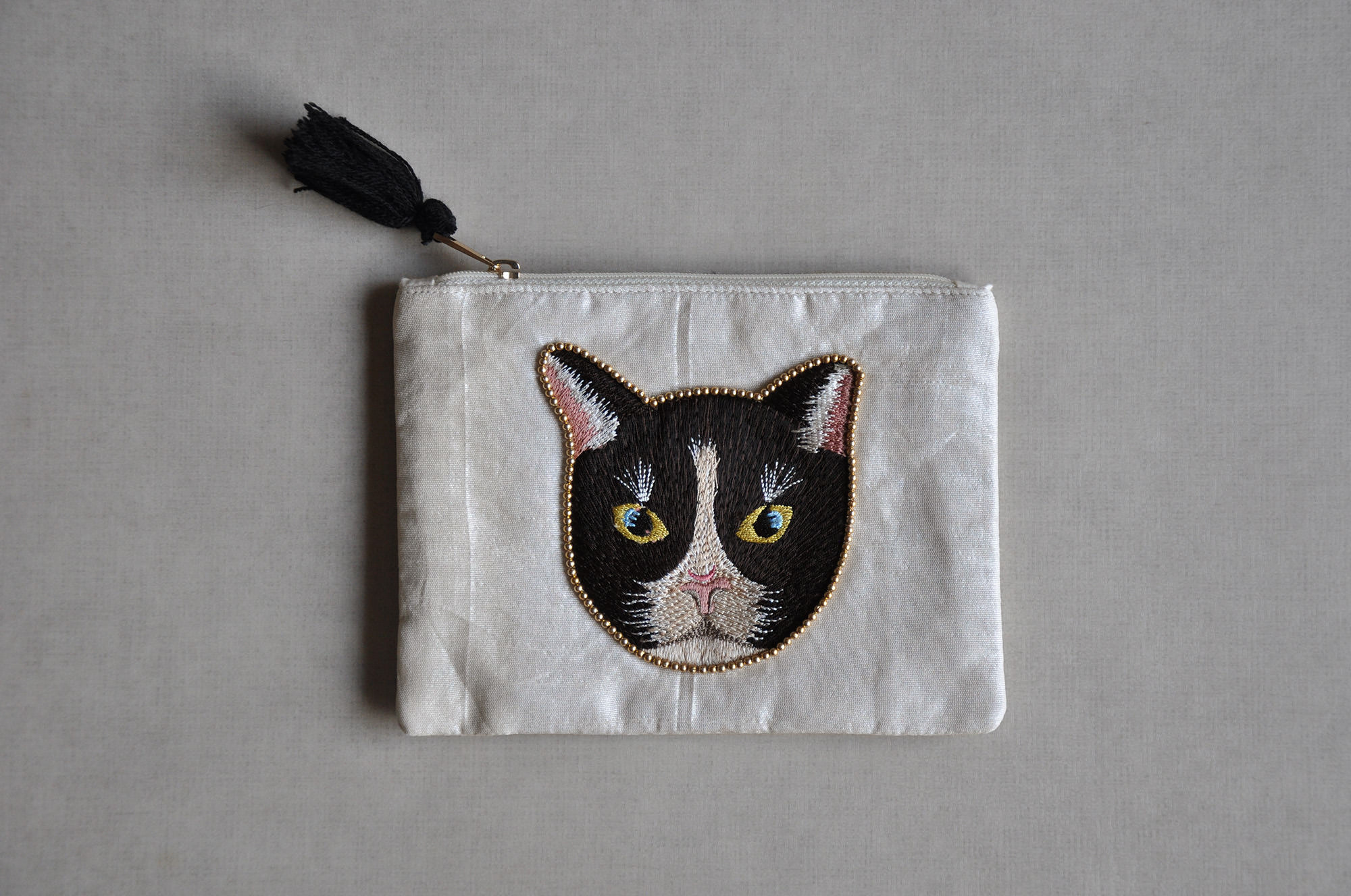 COTTAGE 猫刺繍のフラットポーチ Tuxedo Cat ハチワレ猫 - quote