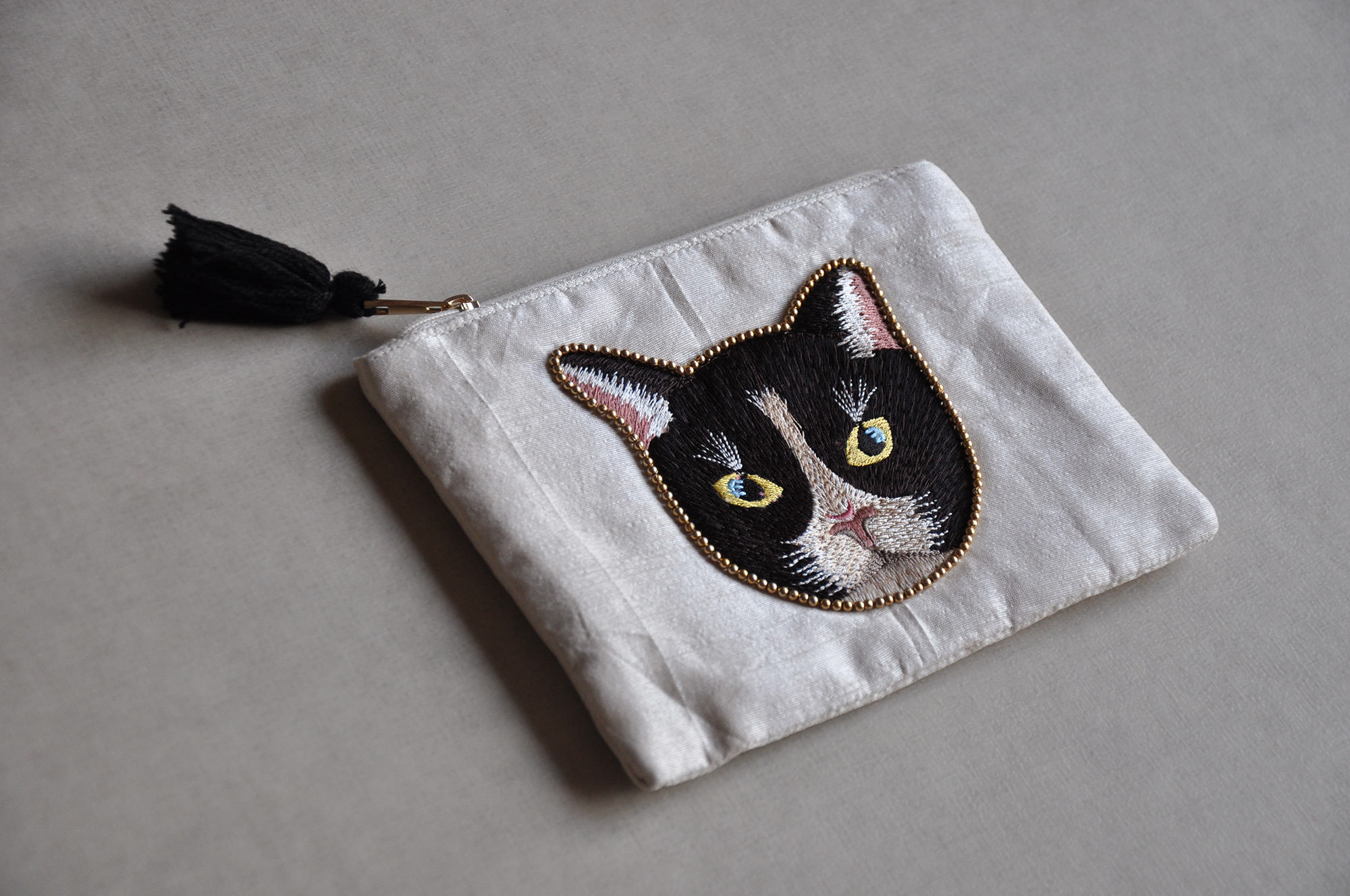 COTTAGE 猫刺繍のフラットポーチ Tuxedo Cat ハチワレ猫 - quote