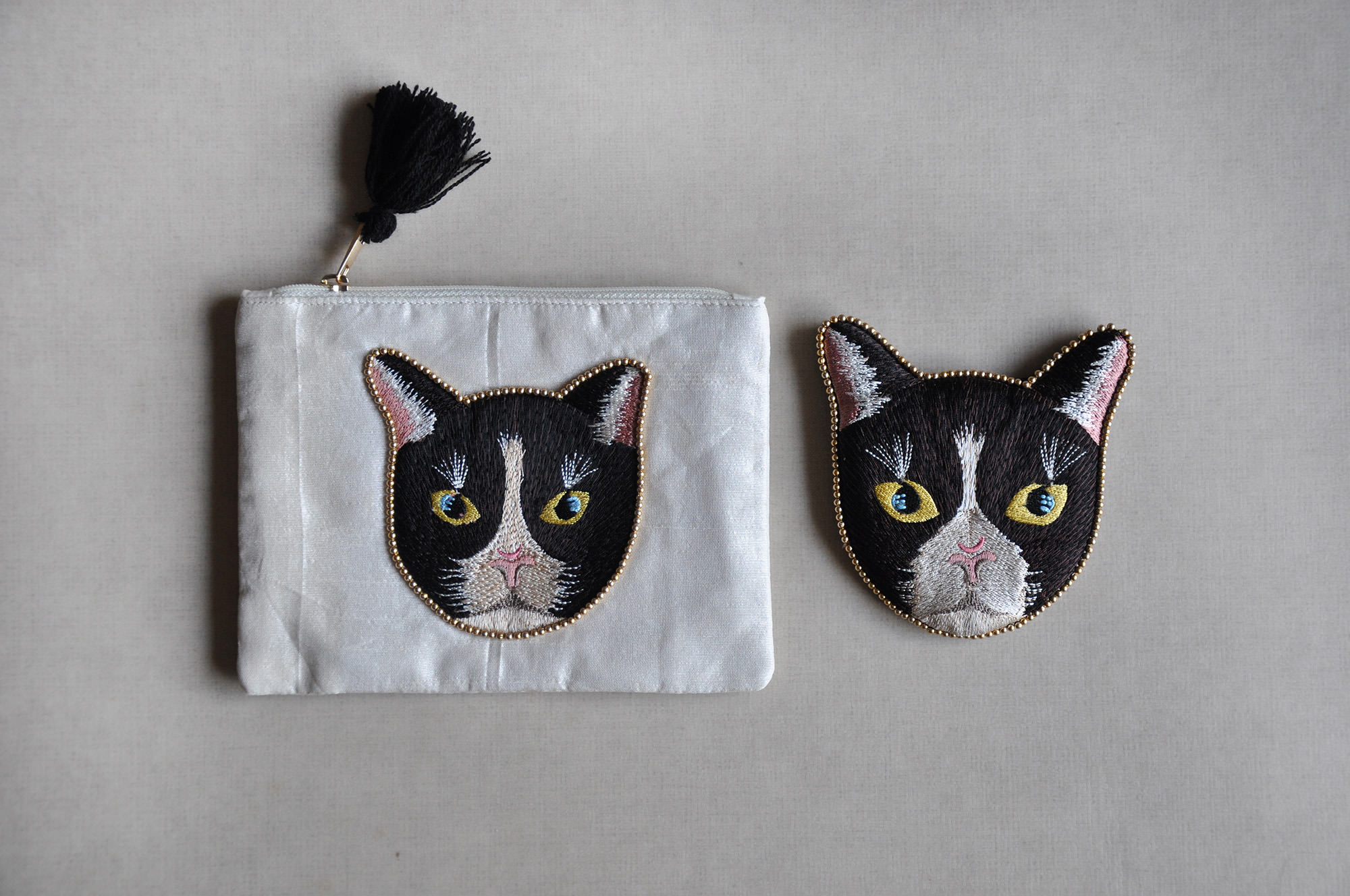 COTTAGE 猫刺繍のフラットポーチ Tuxedo Cat ハチワレ猫 - quote